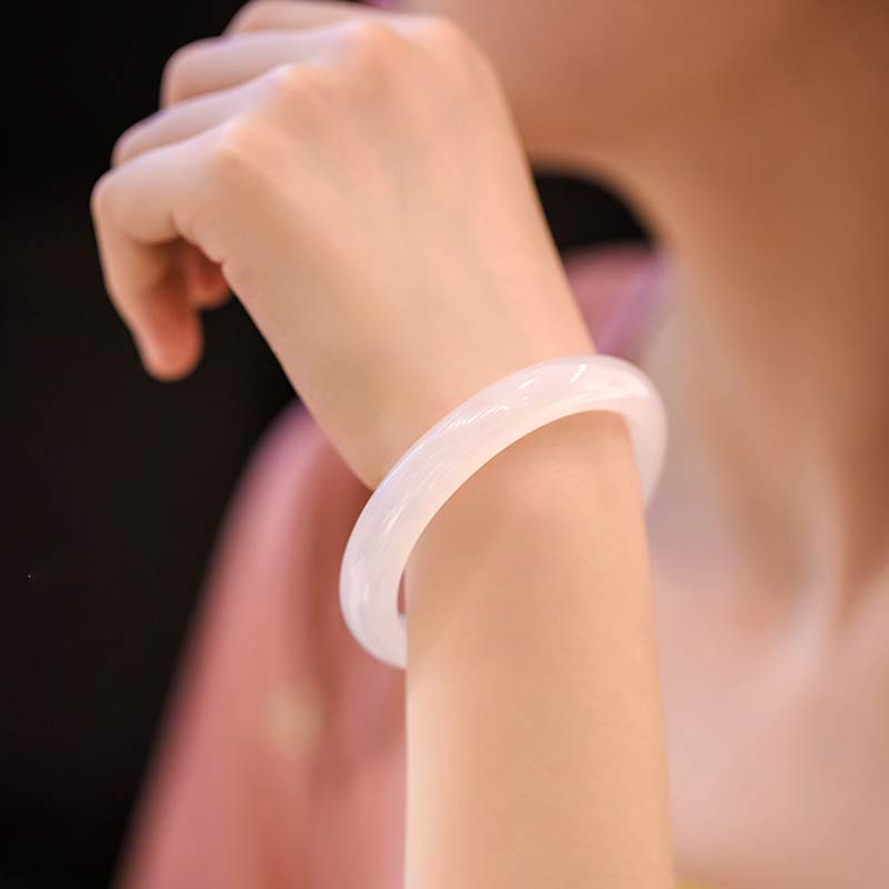 Weißes Armband – Harmonie am Handgelenk eleganter Naturstein getragen