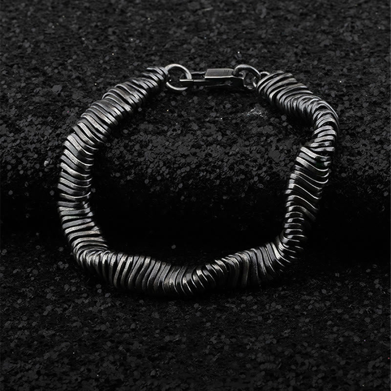 Silberarmband 925 mit strukturiertem Design am Handgelenk getragen elegant.