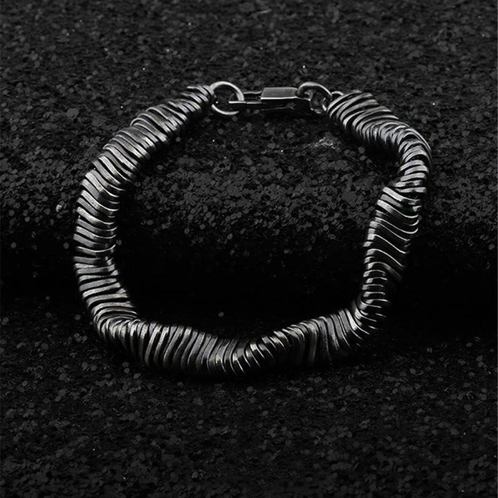 Silberarmband 925 mit strukturiertem Design am Handgelenk getragen elegant.