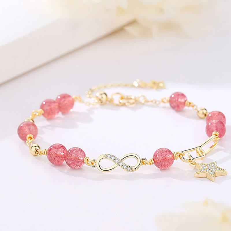 Armband mit rosa Erdbeerquarz Perlen und goldenem Infinity Stern Charm.