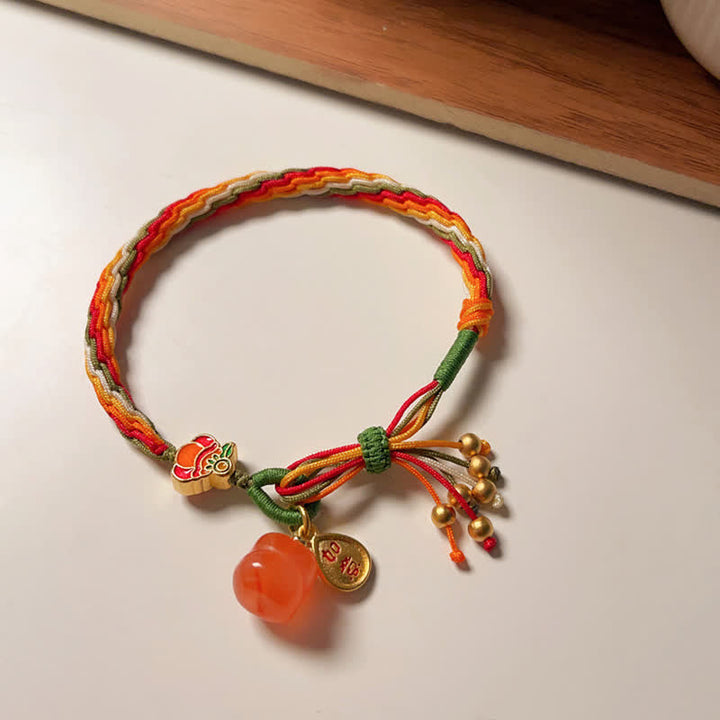 Armband Roter Achat – Stärke mit bunten Fäden und goldenen Perlen.