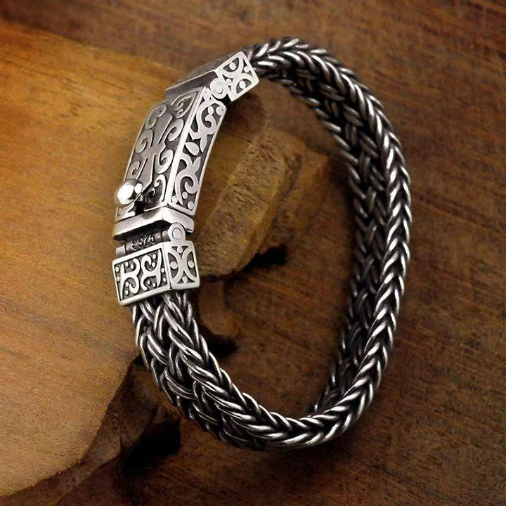 Geflochtenes Silber Armband – Heilung Harmonie mit Ornamentschmuck getragen