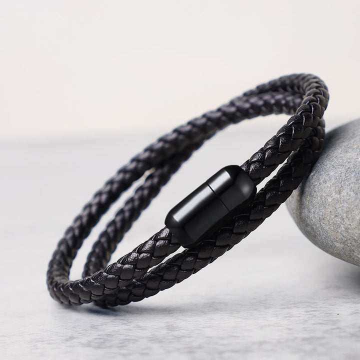 Schwarzes Lederarmband Magnetisch mit Edelstahlverschluss Nahaufnahme
