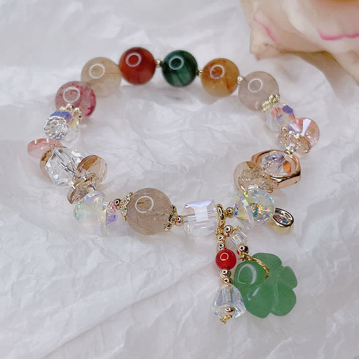Armband Grüner Aventurin – Glück mit bunten Perlen auf weißem Stoff flatlay