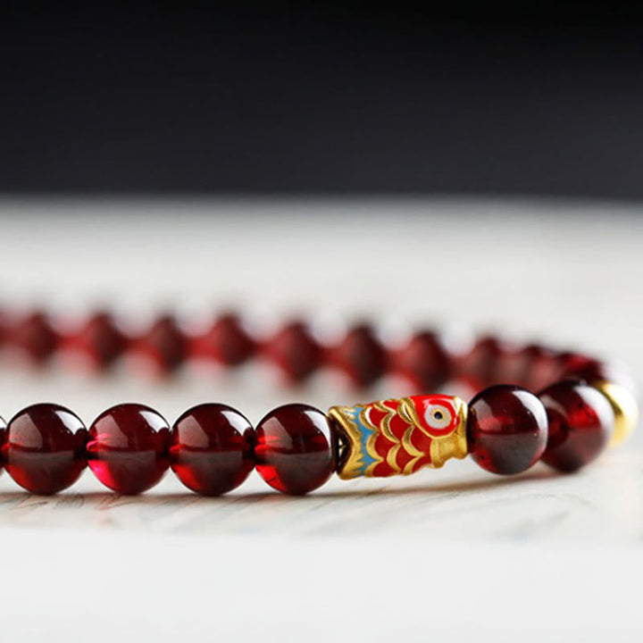Armband Granat Koi Fisch – Schutz rote Perlen Naturstein elastisch