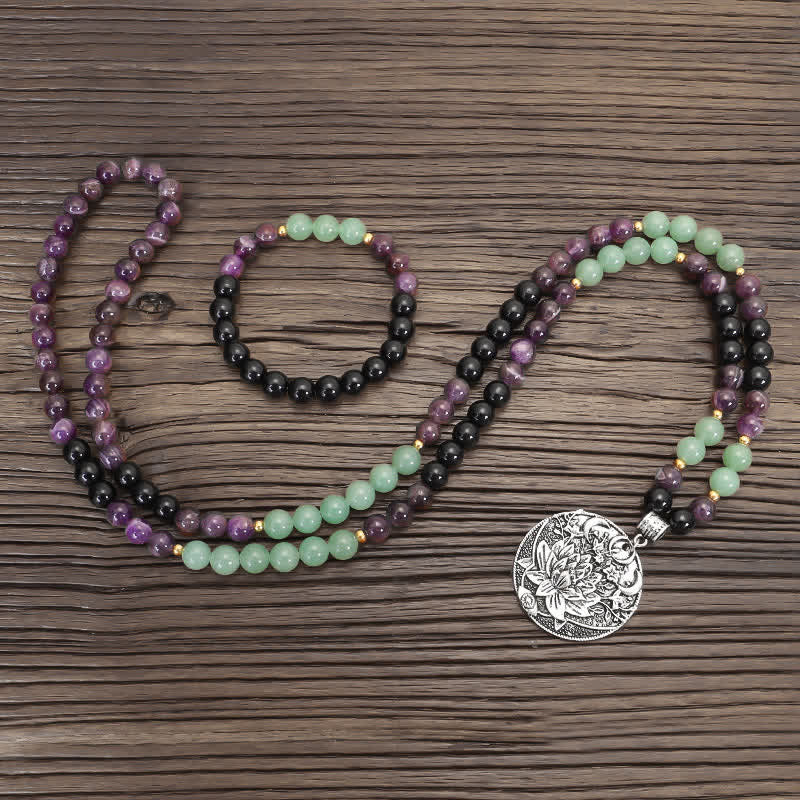 Armband Grüner Aventurin Amethyst Lotus auf Holzoberfläche ausgelegt.