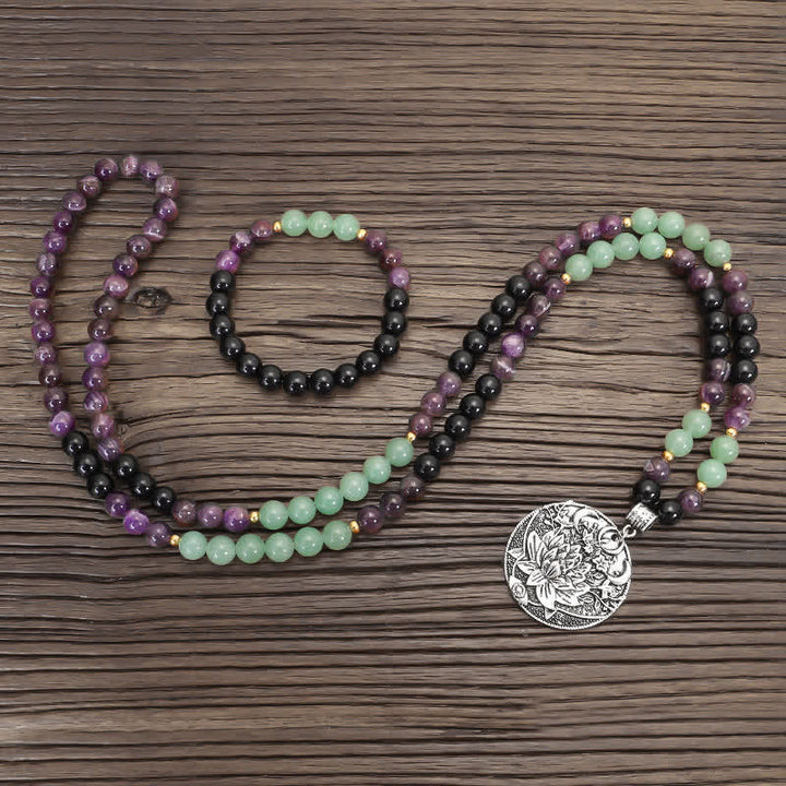Armband Grüner Aventurin Amethyst Lotus auf Holzoberfläche ausgelegt.