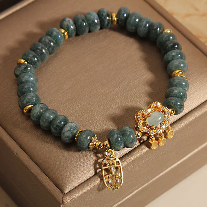 Jade Armband mit goldfarbenen Perlen und Anhängern elegant
