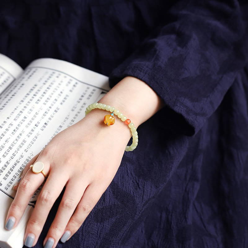 Armband Roter Achat Kristall – Wohlstand am Handgelenk mit goldenem Ring getragen