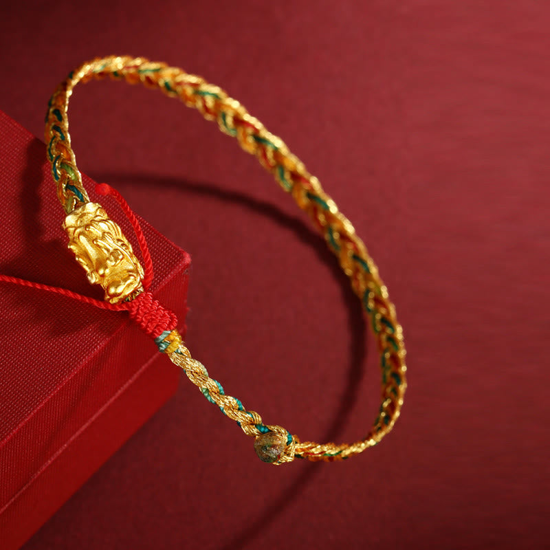 Goldenes Drachen Armband am Handgelenk Erfolg Energie rot Hintergrund