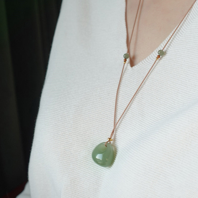 Kette Jade Buddha – Wohlstand & Gelassenheit – Bild 7 – Jade Kette am Hals getragen grüner Stein Anhänger Wohlstand