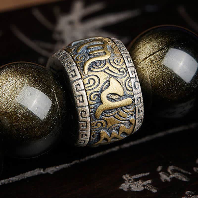 Obsidian Armband mit Om Mani Padme Hum Gravur elegant präsentiert Naturstein