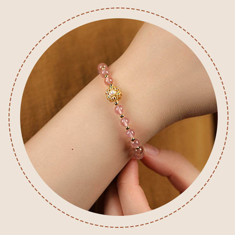 Armband Erdbeerquarz Labradorit Fu-Zeichen am Handgelenk getragen rosé Perlen