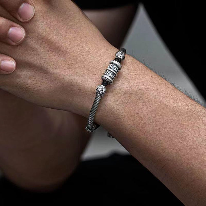 Silbernes Om Mani Padme Hum Armband mit Perlen am Handgelenk getragen