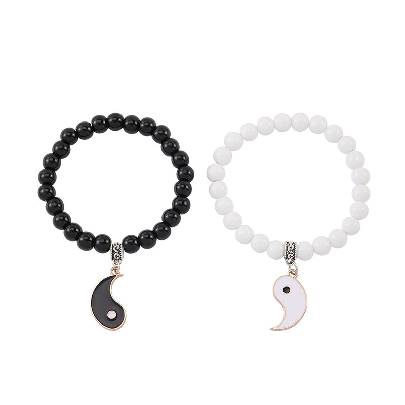 Zwei elastische Armbänder mit Yin-Yang-Anhängern, schwarzer Onyx und weißer Stein.