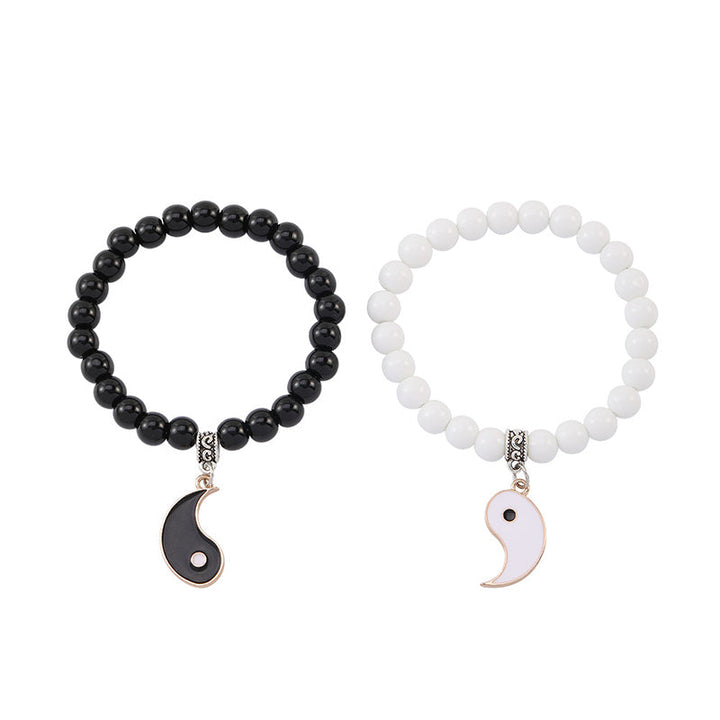 Zwei elastische Armbänder mit Yin-Yang-Anhängern, schwarzer Onyx und weißer Stein.