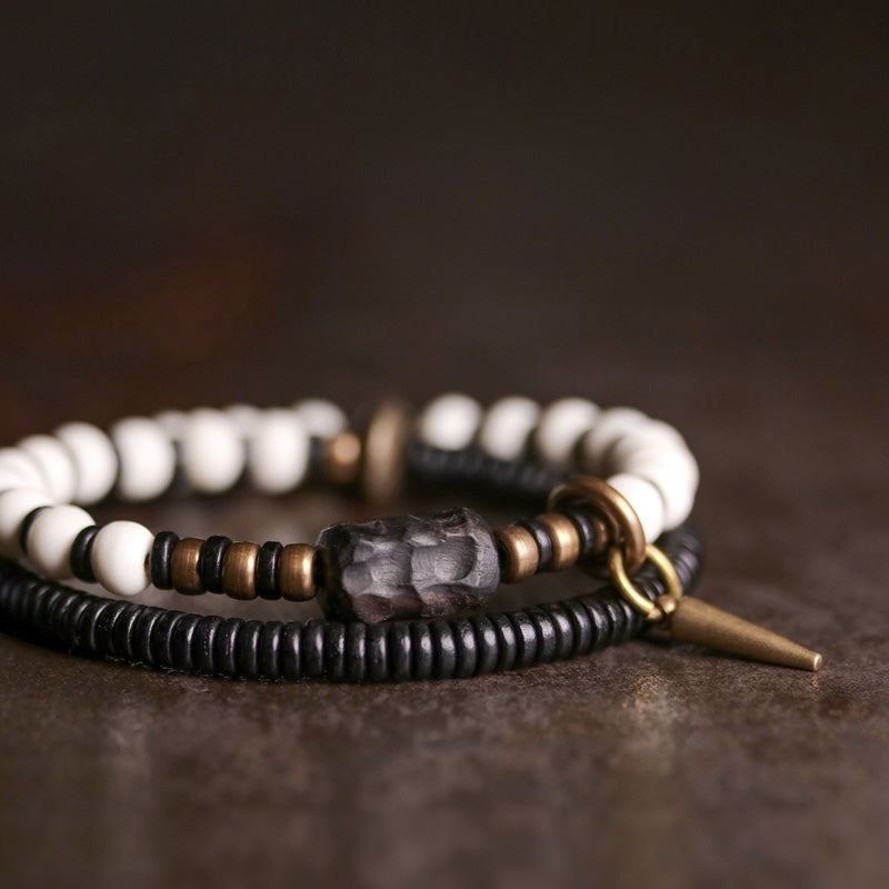 Armband Kupfer Ebenholz Paar Stärke auf dunklem Untergrund Flatlay