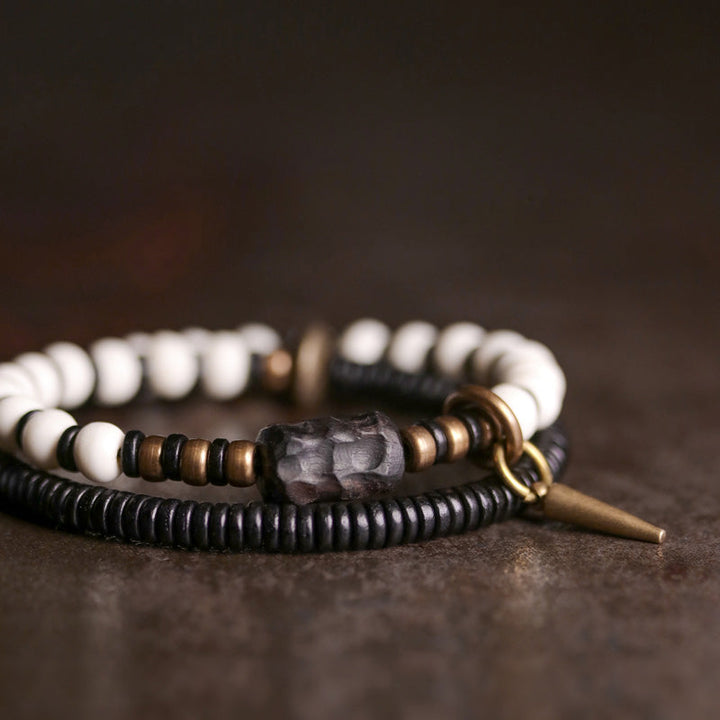 Armband Kupfer Ebenholz Paar Stärke auf dunklem Untergrund Flatlay