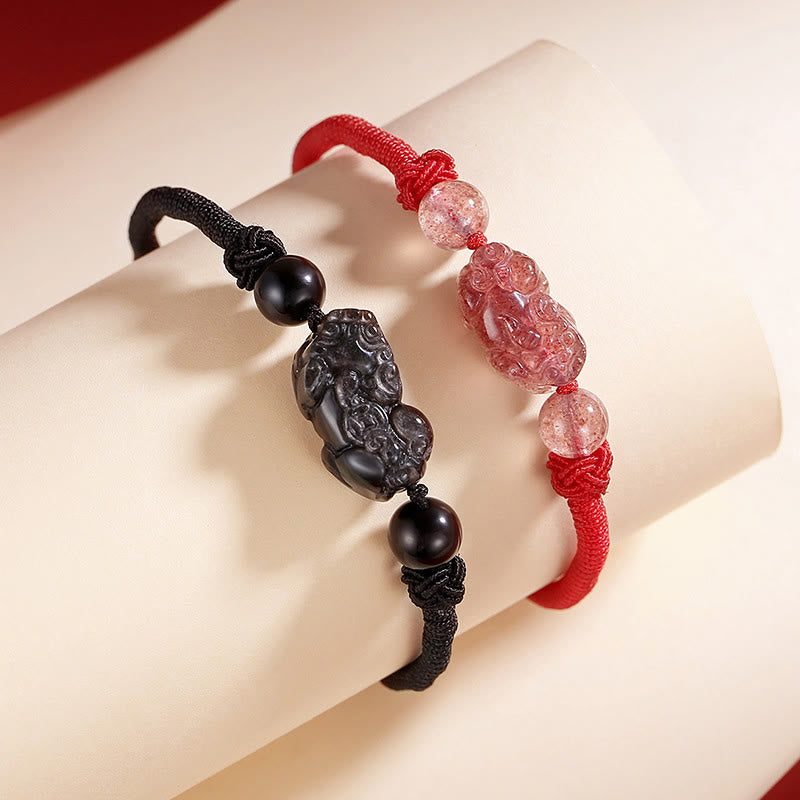 Zwei elastische Armbänder mit Obsidian Pixiu und Erdbeerquarz Perlen.