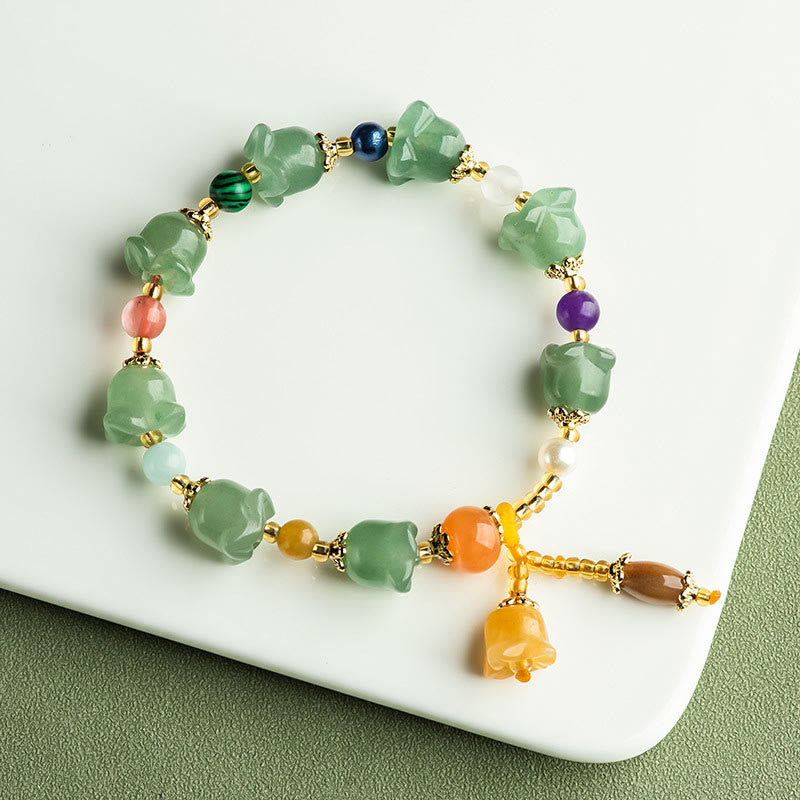Armband Grüner Aventurin mit bunten Steinen und goldfarbenen Perlen.
