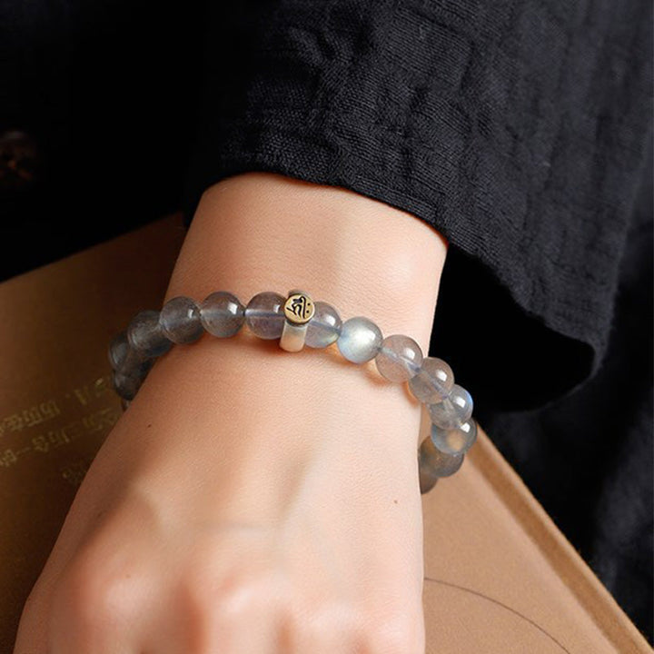 Mondstein Armband mit chinesischem Tierkreis Charm am Handgelenk getragen
