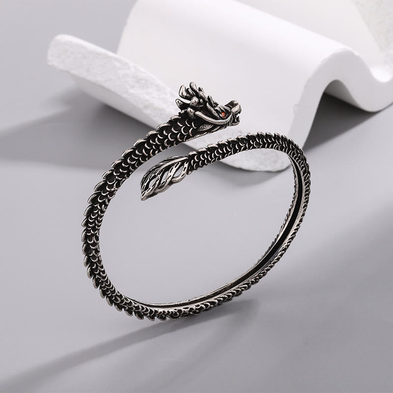 Silbernes Drachen Armband mit detailliertem Kopf auf weißem Hintergrund elegant.