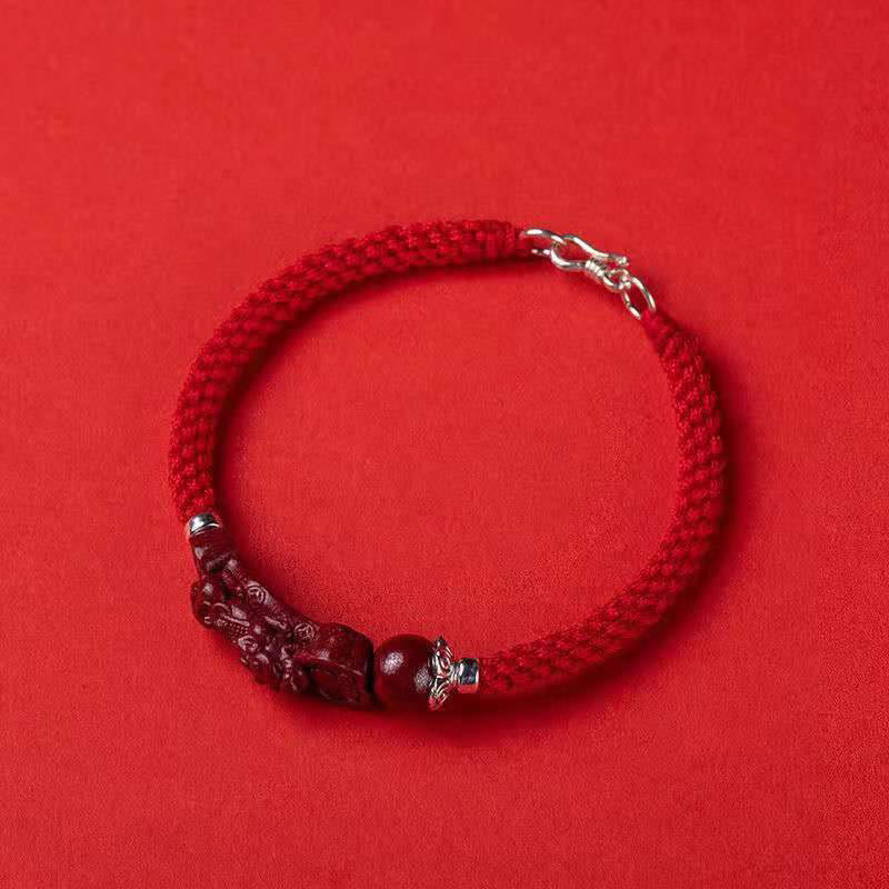 Rotes Armband Zinnober Pixiu Glück Wohlstand Flachlage Draufsicht elastisch