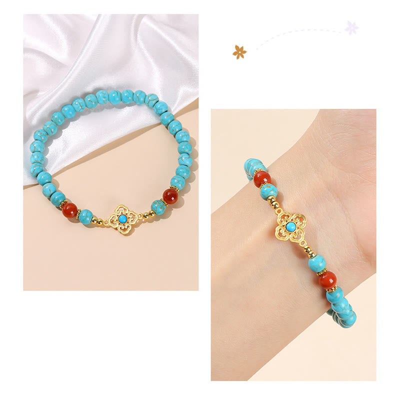 Armband Türkis – Schutz & Balance mit roten Perlen elegant getragen