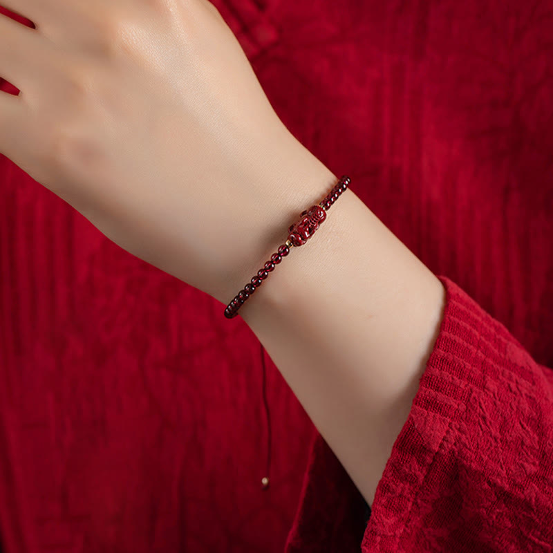 Armband Zinnober Granat Pixiu am Handgelenk rote elegante Perlen