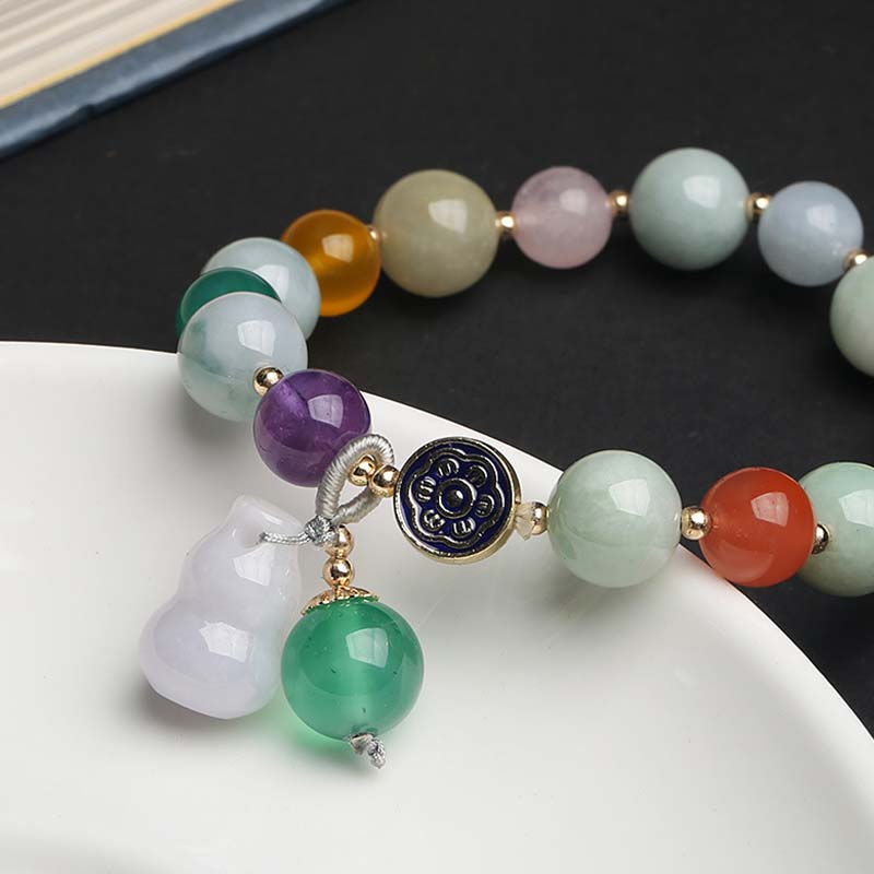 Jade Armband mit Amethyst, grünem Stein und silbernem Charm elegant.