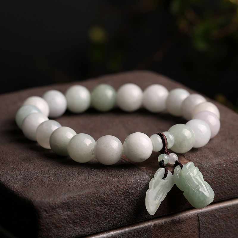 Jade Pixiu Armband mit weißen Perlen und grünem Anhänger elegant