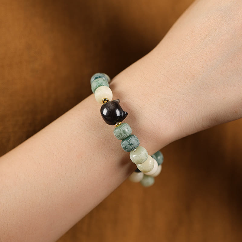 Armband mit schwarzem Obsidian und Bodhi Perlen am Handgelenk getragen.