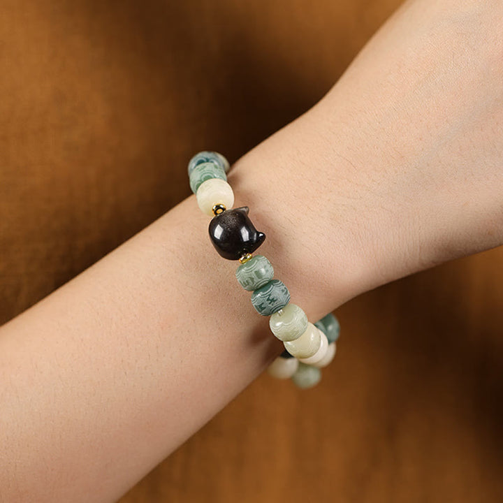 Armband mit schwarzem Obsidian und Bodhi Perlen am Handgelenk getragen.