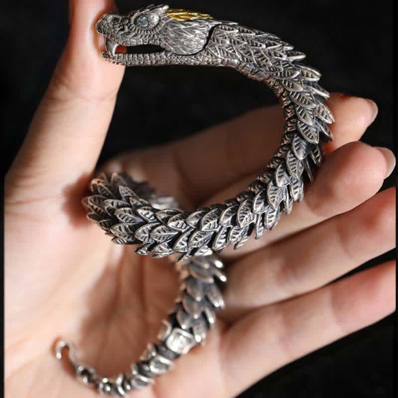 Silbernes Drachen Armband am Handgelenk, detaillierte Handwerkskunst, Schutz Energie