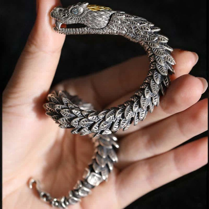 Silbernes Drachen Armband am Handgelenk, detaillierte Handwerkskunst, Schutz Energie