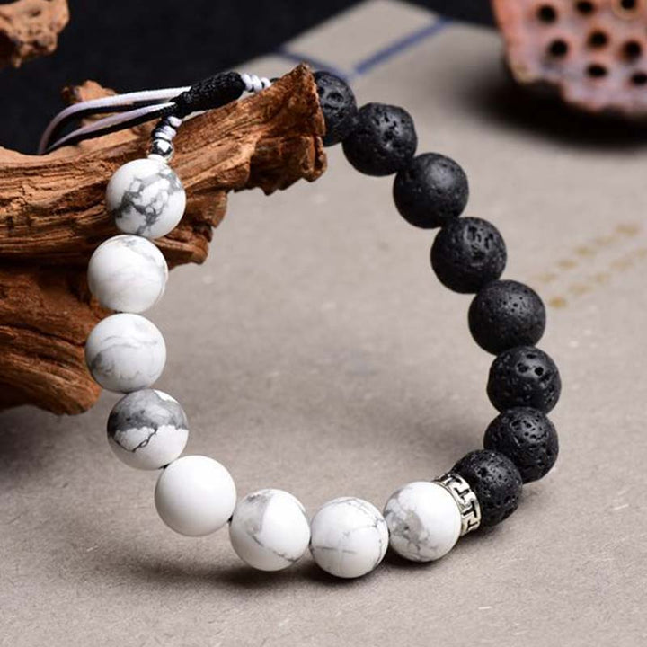 Armband Lavastein Yin Yang Schutz weißer schwarzer Stein Holz Nahaufnahme