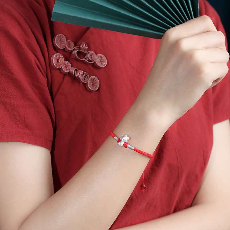 Rotes Armband 925 Silber Chinesisches Tierkreis am Handgelenk getragen