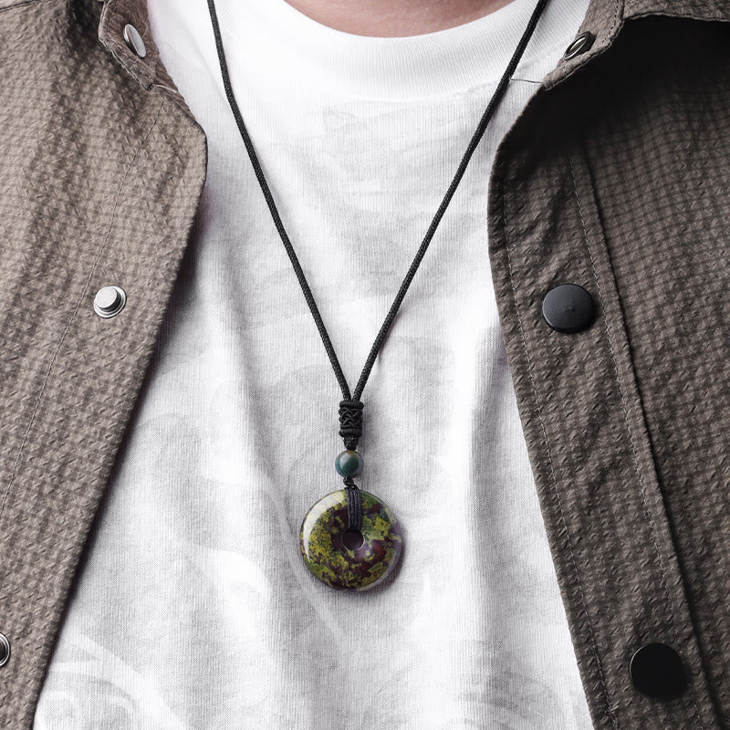 Kette mit grünem Jade Münz-Anhänger elegant am Hals getragen