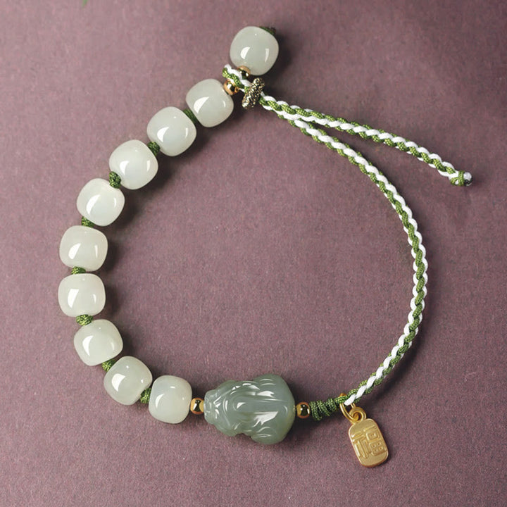 Jade Armband mit Fu-Zeichen Anhänger, weiße Perlen, grüner Stein, Glück.