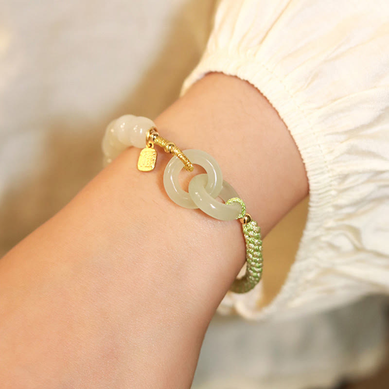 Jade Armband Fu-Zeichen grünes Naturstein Armband elegant am Handgelenk getragen