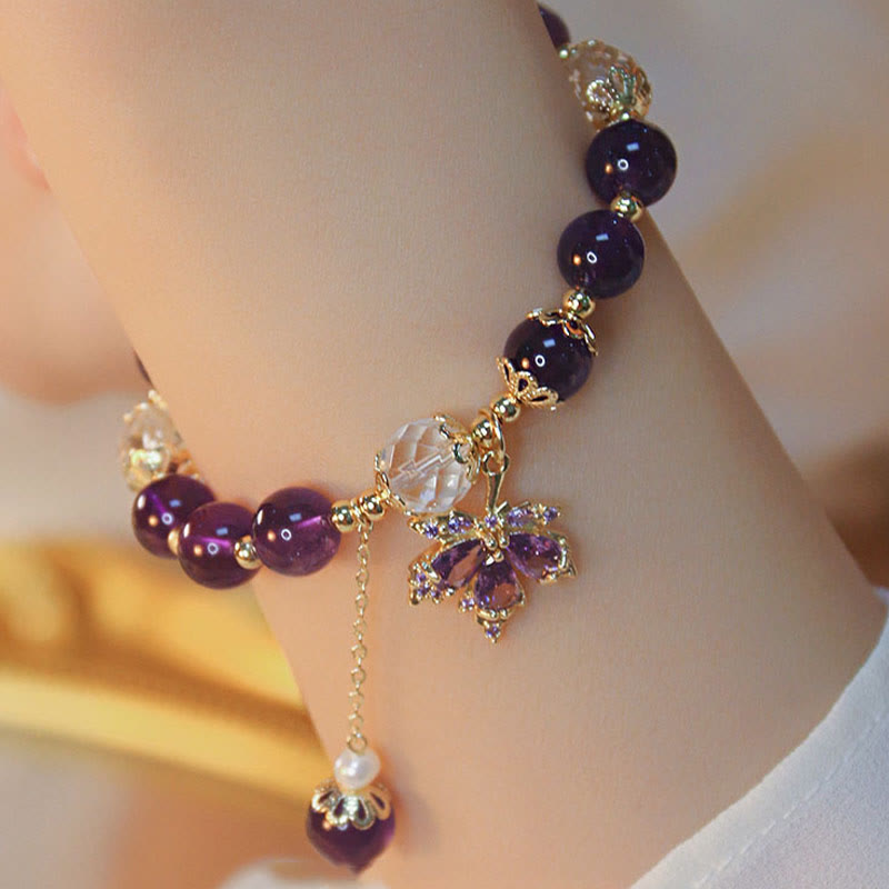 Armband Amethyst mit violetten Steinen und goldfarbenen Verzierungen am Handgelenk