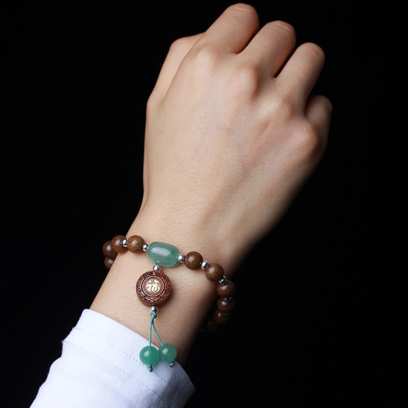 Armband – Schutz & Glück & Harmonie mit Stein und Holzperlen getragen