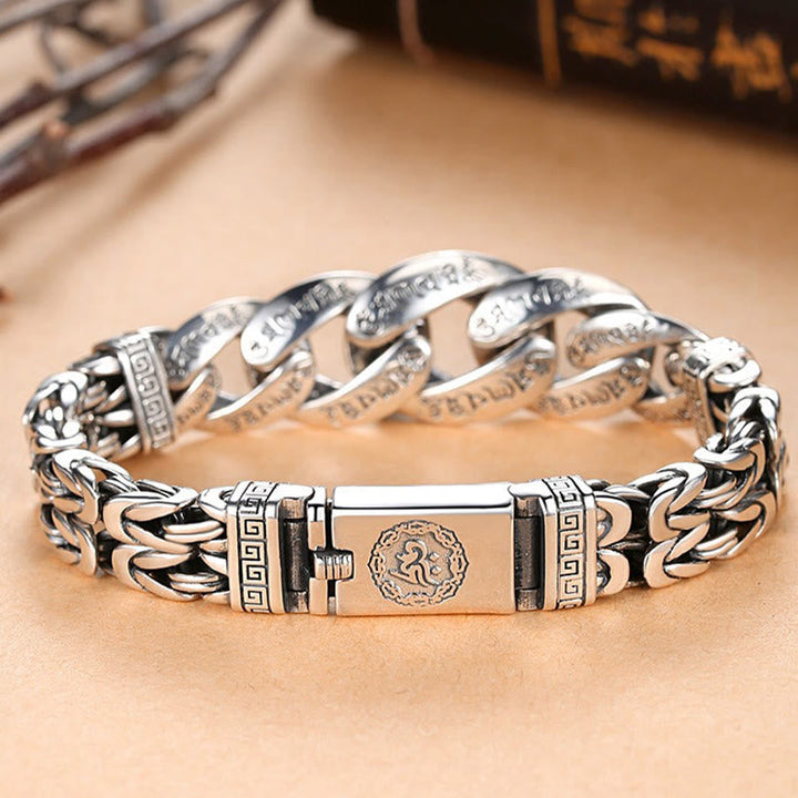 Silbernes Armband Om Mani Padme Hum Frieden Energie am Handgelenk getragen