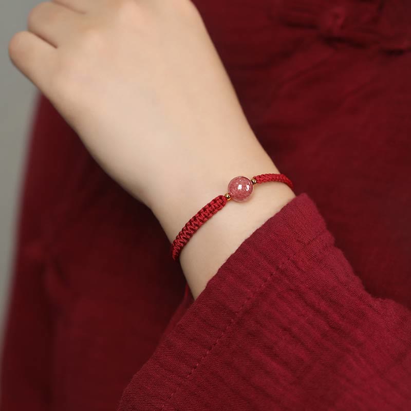 Armband Erdbeerquarz Kristall – Liebe rotes elastisches Perlenarmband Handgelenk getragen