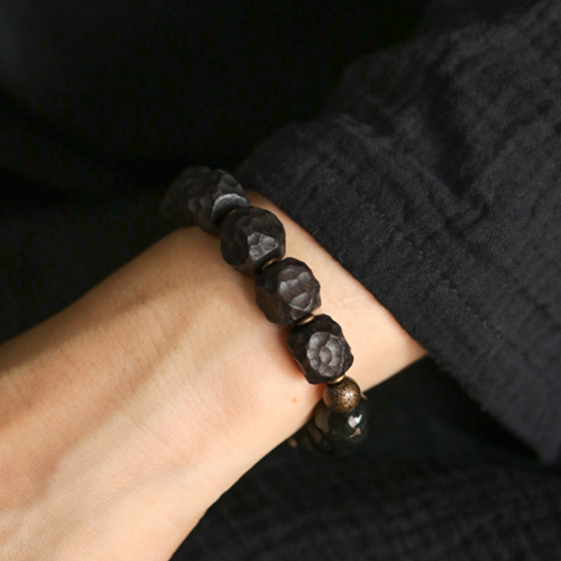 Schwarzer Obsidian Armband mit Kupfer Perlen am Handgelenk getragen elegant
