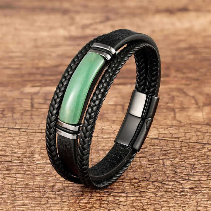 Armband Grün Agate Kraft layered schwarzes Leder Holzhintergrund Nahaufnahme
