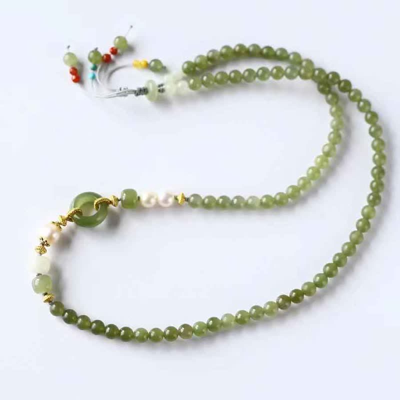 Grünes Jade Perlen Armband mit Glücksanhänger elegantes Design.