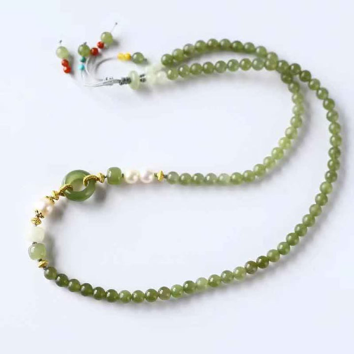 Grünes Jade Perlen Armband mit Glücksanhänger elegantes Design.