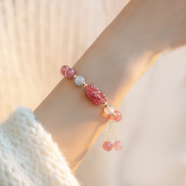 Armband Erdbeerquarz Mondstein Pixiu Handgelenk Naturstein rosa weiß golden