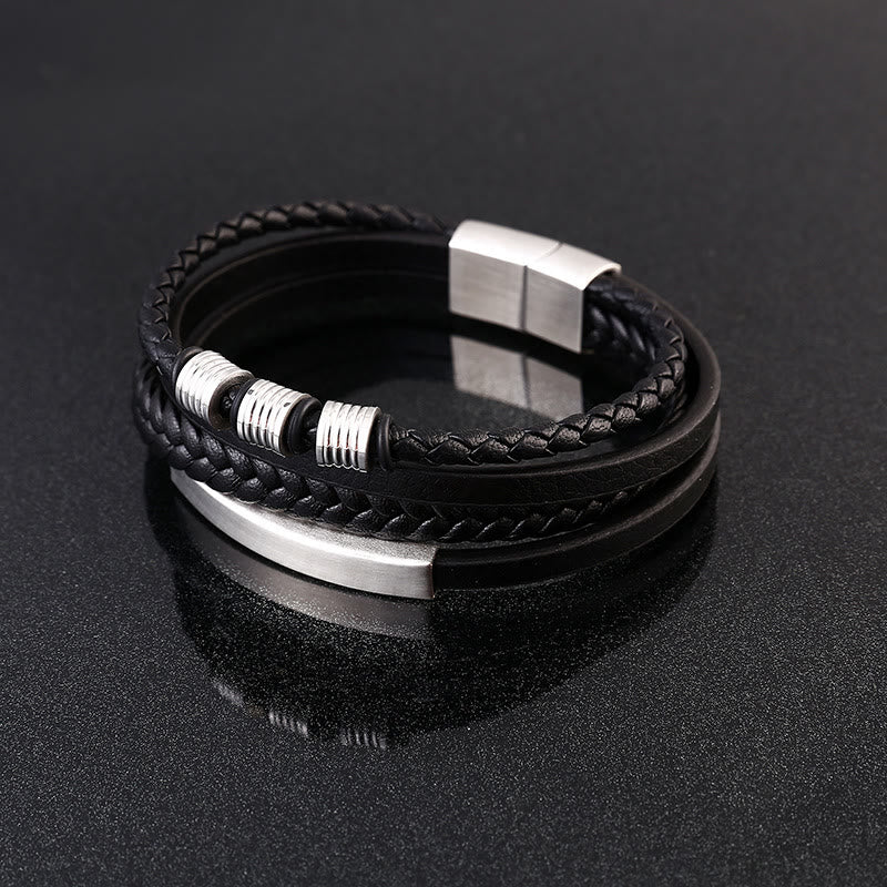 Schwarzes Leder Armband mit magnetischem Verschluss elegant präsentiert